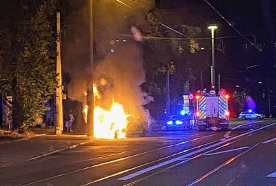 Update: Unfall mit Fahrzeugbrand - Fahrer hatte 1,8 Promille - Auf der Königsbrücker Straße kam es in der Nacht von Mittwoch zu Donnerstag zu einem Unfall bei dem ein PKW Feuer fing. Foto: Roland Halkasch