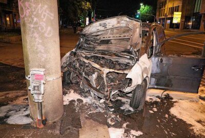 Update: Unfall mit Fahrzeugbrand - Fahrer hatte 1,8 Promille - Auf der Königsbrücker Straße kam es in der Nacht von Mittwoch zu Donnerstag zu einem Unfall bei dem ein PKW Feuer fing. Foto: Roland Halkasch
