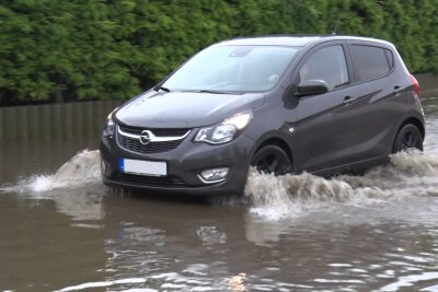 Update: Unwetter erreichen Sachsen: Blitzeinschläge und Starkregen - Durch die starken Niederschläge kam es mancherorts zu Überflutungen. 