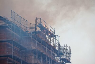 Update: Ursache für Dachstuhlbrand in Flöha steht fest - Am Donnerstagabend ist in Flöha in einem Gebäude ein Feuer ausgebrochen. Foto: Jan Härtel