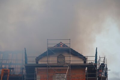 Am Donnerstagabend ist in Flöha in einem Gebäude ein Feuer ausgebrochen. Foto: Jan Härtel