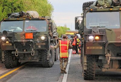 Update: US-Munitionstransport verunglückt auf der A72 - Durch den Crash der Militärfahrzeuge musste die A72 in Richtung Leipzig gesperrt werden. Foto: ChemPic
