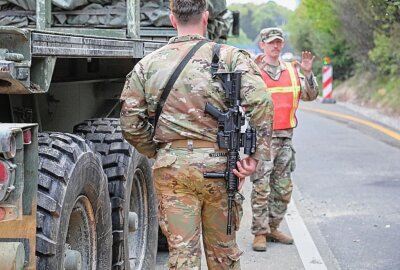 Update: US-Munitionstransport verunglückt auf der A72 - Durch den Crash der Militärfahrzeuge musste die A72 in Richtung Leipzig gesperrt werden. Foto: ChemPic