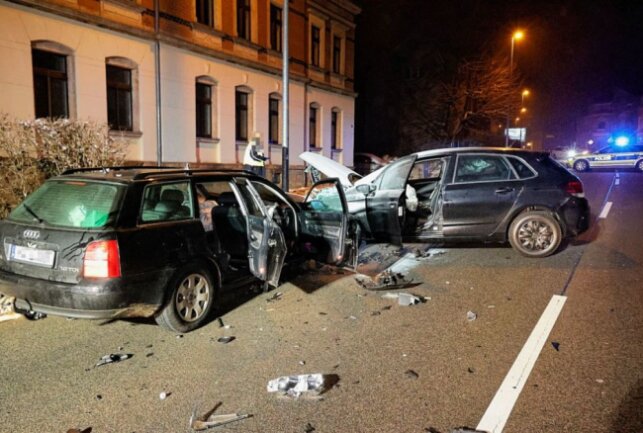 Update: Vier Schwerverletzte nach Unfall in Chemnitz - Am Donnerstagmorgen gegen 5.30 Uhr ereignete sich ein schwerer Verkehrsunfall mit mehreren Verletzten in Chemnitz. Foto: Harry Härtel