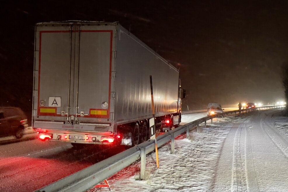 Update: Vollsperrung auf der A72 und auf der A4: Massive Behinderung im Berufsverkehr aufgrund Schneefall - Der starke Schneefall führte zu Unfällen und Stau.