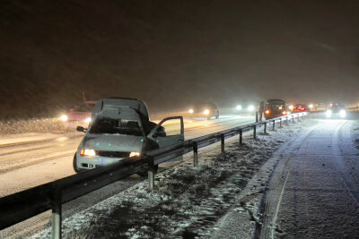 Update: Vollsperrung auf der A72 und auf der A4: Massive Behinderung im Berufsverkehr aufgrund Schneefalls - Der starke Schneefall führte zu Unfällen und Stau.