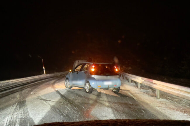Update: Vollsperrung auf der A72 und auf der A4: Massive Behinderung im Berufsverkehr aufgrund Schneefalls - Starker Schneefall führte zu Unfällen und Stau.