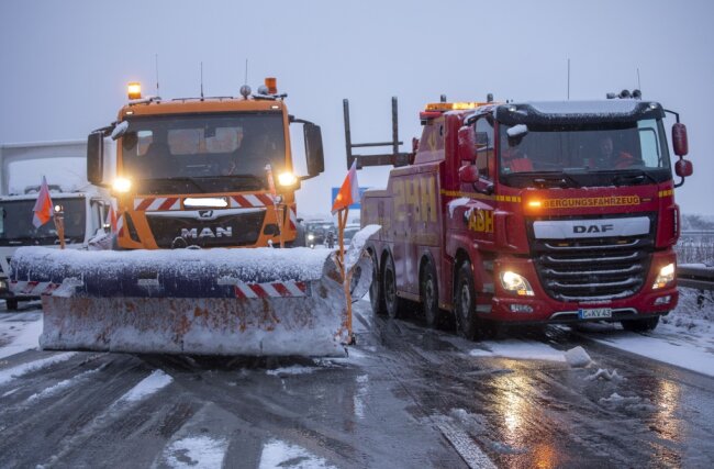 Update: Vollsperrung auf der A72 und auf der A4: Massive Behinderung im Berufsverkehr aufgrund Schneefalls - Der LKW stand auf der A4 quer. 