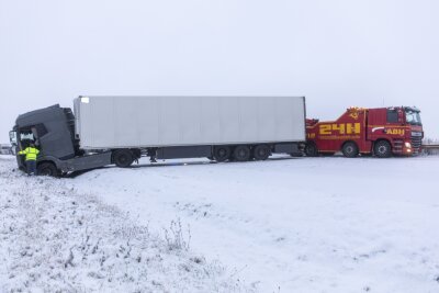 Update: Vollsperrung auf der A72 und auf der A4: Massive Behinderung im Berufsverkehr aufgrund Schneefalls - Der LKW stand auf der A4 quer. 