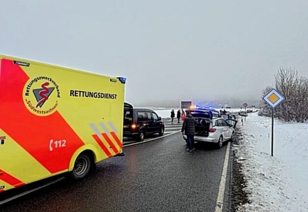 Update: Vollsperrung nach Unfall auf Autobahnzubringer S255 - Schwerer Unfall bei Aue. Foto: Daniel Unger