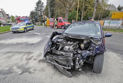 Update: Vollsperrung nach Unfall auf B173: VW-Fahrerin kollidiert mit LKW - Fahrerin missachtet Vorfahrt und kollidiert mit LKW. Foto: Andreas Kretschel