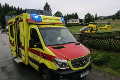 Update: Vollsperrung nach Unfall zwischen Schulbus und Transporter in Johanngeorgenstadt - Gegen 7.15 Uhr kam es in Johanngeorgenstadt auf der S272/Eibenstocker Straße zu einem Unfall zwischen einem Transporter VW und einem Schulbus. Foto: Niko Mutschmann