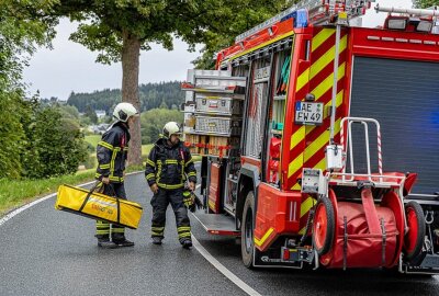 Update: VW Polo kracht in Seitengraben: Staatsstraße voll gesperrt - In Auerbach krachte ein PKW in einen Seitengaben. Foto: David Rötzschke