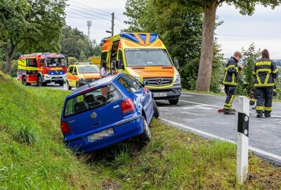Update: VW Polo kracht in Seitengraben: Staatsstraße voll gesperrt - In Auerbach krachte ein PKW in einen Seitengaben. Foto: David Rötzschke
