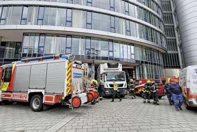 Update: Was ist passiert? Großeinsatz der Feuerwehr im Zentrum beendet - Das Bürgerhaus in der Chemnitz City wurde komplett evakuiert. Foto: Harry Härtel
