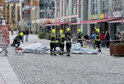 Update: Was ist passiert? Großeinsatz der Feuerwehr im Zentrum beendet - Am Dienstagmittag wurde die Feuerwehr gegen 12.30 Uhr in Chemnitz zum Düsseldorfer Platz 1 gerufen. Foto: Harry Härtel