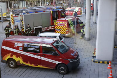 Update: Was ist passiert? Großeinsatz der Feuerwehr im Zentrum beendet - Das Gebäude der Chemnitzer Stadtverwaltung ist aufgrund eines merkwürdigen Geruchs in Teilen geräumt worden. Foto: Harry Härtel
