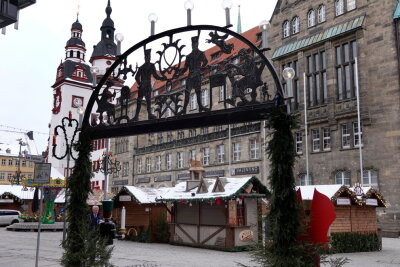 Update: Weihnachtsmarkt in Chemnitz aufgrund von Glatteis erst ab 14 Uhr geöffnet - Der Weihnachtsmarkt in Chemnitz aufgrund von Glatteis erst ab 13 Uhr geöffnet.