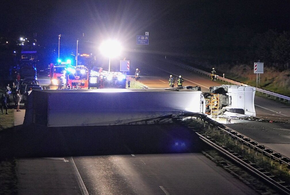 Update: Wild kreuzte Fahrbahn: LKW-Fahrer verlor Kontrolle und kippte um - Auf der A38 kam es in der Nacht zum Sonntag zu einem schweren Verkehrsunfall. Foto: Sören Müller