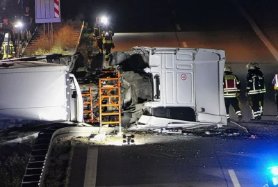 Update: Wild kreuzte Fahrbahn: LKW-Fahrer verlor Kontrolle und kippte um - Auf der A38 kam es in der Nacht zum Sonntag zu einem schweren Verkehrsunfall. Foto: Sören Müller