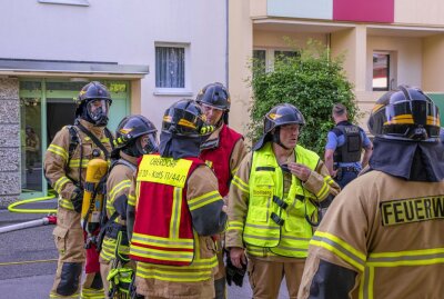 Update: Wohnungsbrand in Stollberg: Anwohner mit Drehleiter gerettet - Am Sonntagmorgen kam es zu einem Wohnungsbrand in Stollberg. Foto: Bernd März