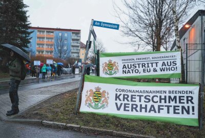 Update zu Demo in Dippoldiswalde: Protest bei Bürgerdialog von Kretschmer - Polizei sichert das Bürgergespräch mit Kretschmer ab. Foto: xcitepress/Finn Becker