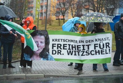 Update zu Demo in Dippoldiswalde: Protest bei Bürgerdialog von Kretschmer - Polizei sichert das Bürgergespräch mit Kretschmer ab. Foto: xcitepress/Finn Becker
