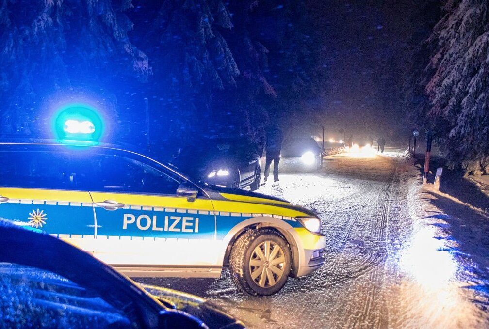 Update zu Driftern am Fichtelberg: Drohungen und Schneebälle auf Polizeiwagen - Eindrücke vom Polizeieinsatz der vergangenen Nacht. Foto: André März