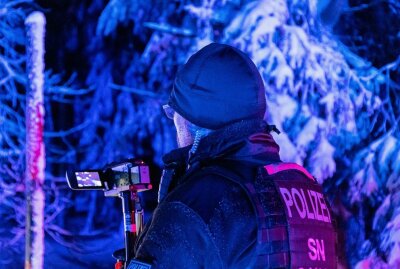 Update zu Driftern am Fichtelberg: Drohungen und Schneebälle auf Polizeiwagen - Die Polizei erfasste die Kennzeichen der Teilnehmer per Videokamera. Foto: André März