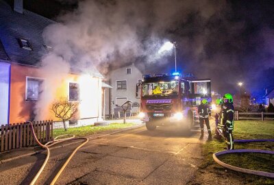 Update zu Kellerbrand im Erzgebirge: Polizei ermittelt wegen fahrlässiger Brandstiftung - Rauch steigt aus dem Kellerfenster. Foto: Andre März