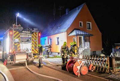 Update zu Kellerbrand im Erzgebirge: Polizei ermittelt wegen fahrlässiger Brandstiftung - Die Einsatzkräfte bekämpfen den Brand. Foto: Andre März