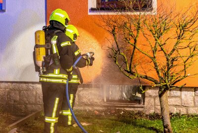 Update zu Kellerbrand im Erzgebirge: Polizei ermittelt wegen fahrlässiger Brandstiftung - Die Feuerwehr kann das Feuer aufhalten. Foto: Andre März
