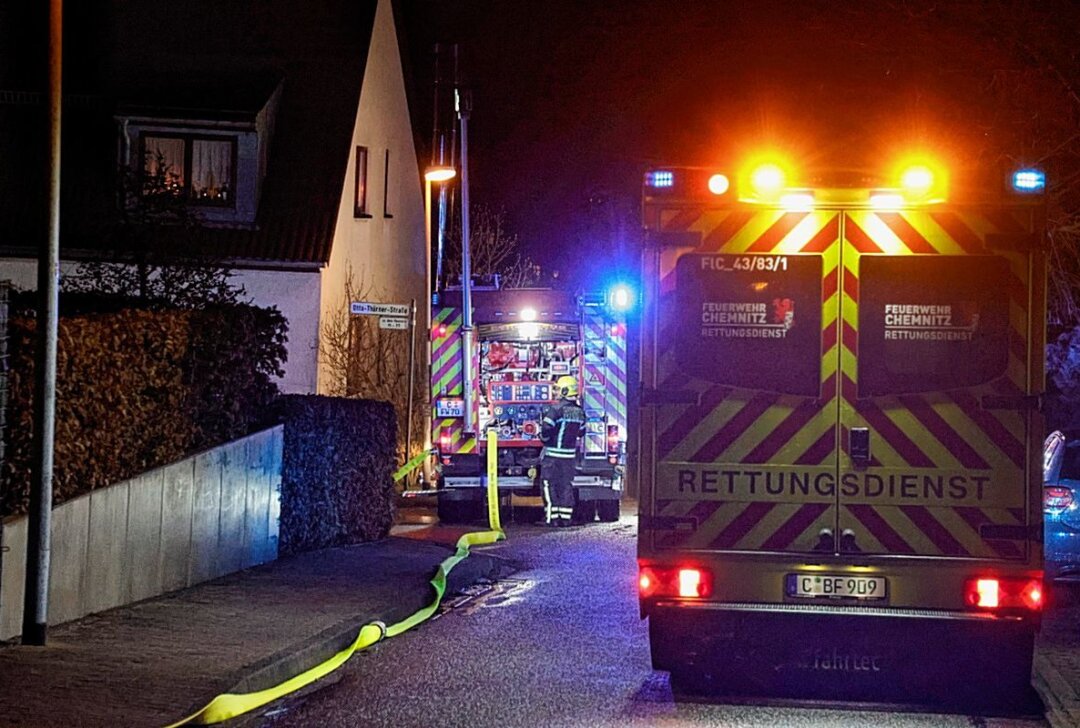 Update zu Kellerbrand in Chemnitz: Vier Personen im Krankenhaus - Die Feuerwehr rückte am Dienstagabend zu einem Brand aus. Foto: Jan Haertel/ChemPic