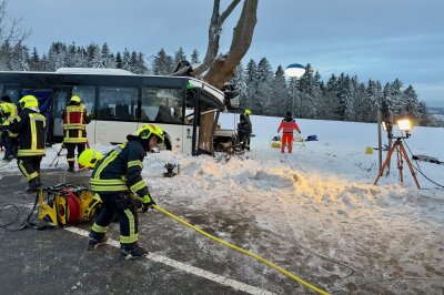Update zu tödlichem Schulbusunglück im Erzgebirge: Staatsanwaltschaft ermittelt gegen Busfahrer - In Cranzahl kam es zu einem schweren Unfall zwischen einem Schulbus und dem Winterdienst. Foto: Daniel Unger