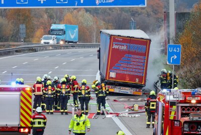 Update zu Vollsperrung und langer Stau auf der A4: LKW in Brand - Am Donnerstagmorgen kam es auf der A4 bei Chemnitz zu einem LKW Brand. Foto: Harry Härtel