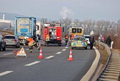 Update zum Auffahrunfall auf B93: 35-Jährige schwer verletzt im Krankenhaus - Der Fahrer des VW wurde verletzt. Foto: Andreas Kretschel