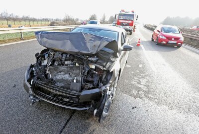 Update zum Auffahrunfall auf B93: 35-Jährige schwer verletzt im Krankenhaus - Der Fahrer des VW wurde verletzt. Foto: Andreas Kretschel