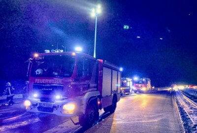 Update zum ausgebrannten PKW auf der A72: Fahrbahn wieder frei - Ein schwerer Brand auf der A72. Foto: Daniel Unger