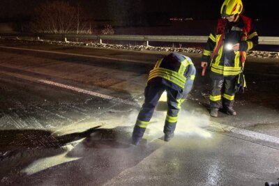 Update zum ausgebrannten PKW auf der A72: Fahrbahn wieder frei - Die Straßenmeisterei salzt die Autobahn. Foto: Daniel Unger