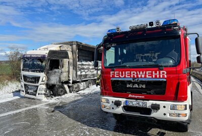 Update zum Brand auf der A72 bei Stollberg: Stau-Crash wegen Feuer in LKW - Auf der A72 brach in einem LKW ein Feuer aus. Foto: Niko Mutschmann