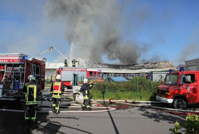 Update zum Brand in Großschirma: Glutnester werden noch abgelöscht - Großbrand in Großschirma. Foto: Roland Halkasch