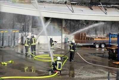 Update zum Brand in Großschirma: Glutnester werden noch abgelöscht - Großbrand in Großschirma. Foto: Roland Halkasch