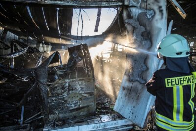 Update zum Brand in Großschirma: Glutnester werden noch abgelöscht - Großbrand in Großschirma. Foto: Marcel Schlenkrich