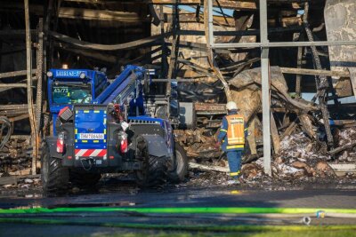 Update zum Brand in Großschirma: Glutnester werden noch abgelöscht - Großbrand in Großschirma. Foto: Marcel Schlenkrich