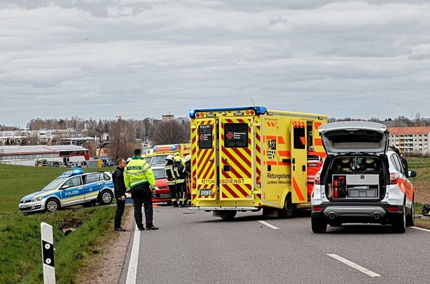 Update zum Crash auf der S200 bei Mittweida: 6 Personen schwer verletzt - Es ereignete sich auf der S200, zwischen Mittweida und Ottendorf, ein schwerer Verkehrsunfall zwischen mehreren Fahrzeugen. Foto: Harry Härtel
