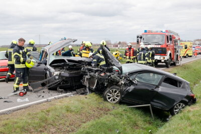 Update zum Crash auf der S200 bei Mittweida: 6 Personen schwer verletzt - Es ereignete sich auf der S200, zwischen Mittweida und Ottendorf, ein schwerer Verkehrsunfall zwischen mehreren Fahrzeugen.