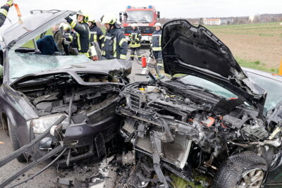 Update zum Crash auf der S200 bei Mittweida: 6 Personen schwer verletzt - Es ereignete sich auf der S200, zwischen Mittweida und Ottendorf, ein schwerer Verkehrsunfall zwischen mehreren Fahrzeugen.