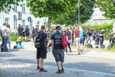 Update zum Demogeschehen in Zwönitz: Polizei informiert zum Verlauf - Demo gegen rechte Ausschreitungen in Zwönitz. Foto: André März