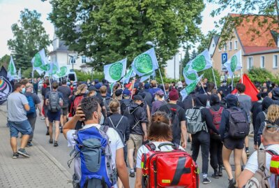 Update zum Demogeschehen in Zwönitz: Polizei informiert zum Verlauf - Demo gegen rechte Ausschreitungen in Zwönitz. Foto: André März