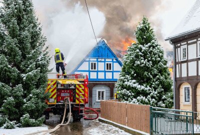 Update zum dramatischen Brand in Sachsen: Bewohner kommt ums Leben - Die Feuerwehr bekämpft derzeit einen Großbrand in Großschönau. Foto: xcitepress